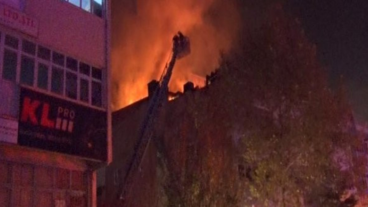 Oto aksesuar dükkanı saatler içinde küle döndü