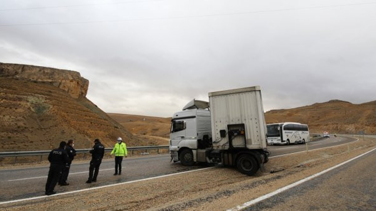 Sürücüsünün kontrolünü kaybettiği tır su kanalına düştü