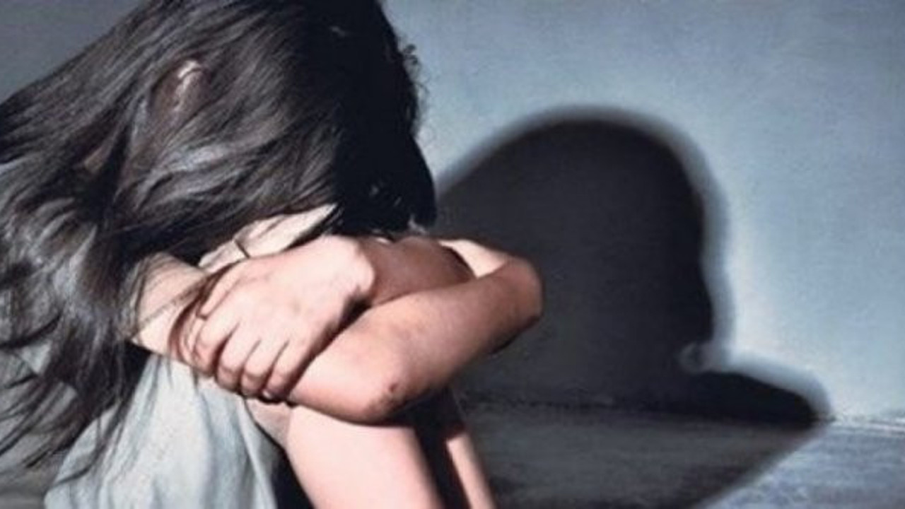 Hindistan'da karnım ağrıyor diyen kıza doktorlar tecavüz ettiler. Vay vicdansızlar vay. Halk sokağa döküldü