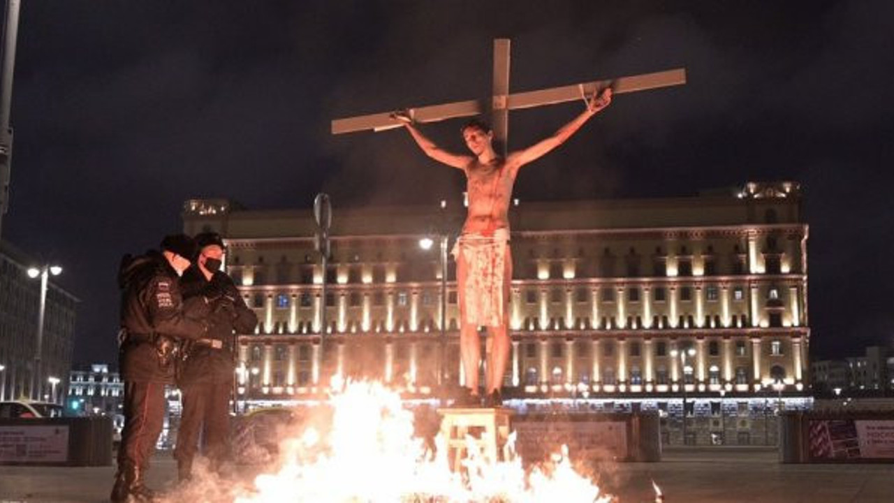 Rusya'nın göbeğinde akılalmaz olay. Kendini çarmıha gerip ateşe verdi