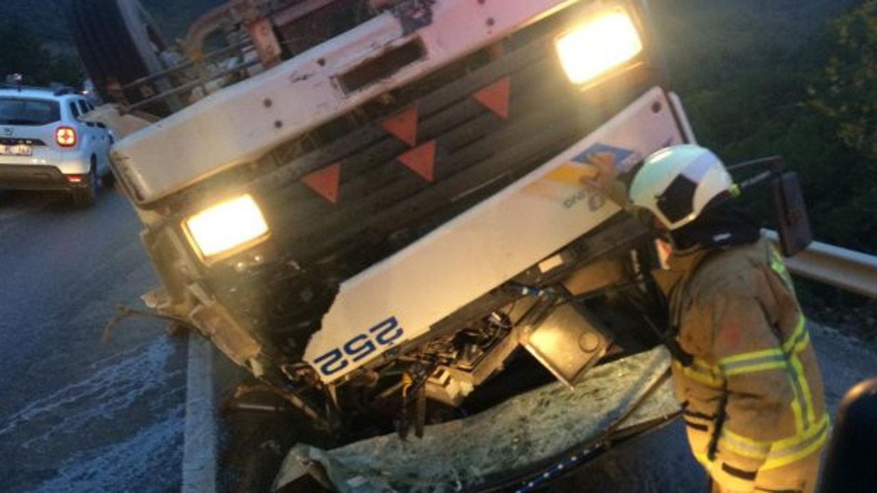 Pancar yüklü kamyon virajı alamayınca karşı şeride geçti. 2 kişi yaralandı