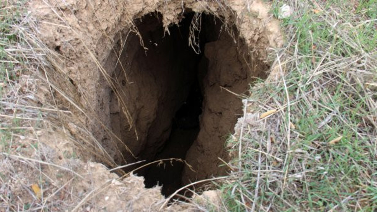 Mezarlıktaki esrarengiz oyuklar dehşete düşürüyor. Geçenlerin tüyleri diken diken oluyor
