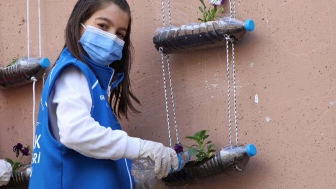 Pet şişeleri atmayıp dönüştürüyorlar