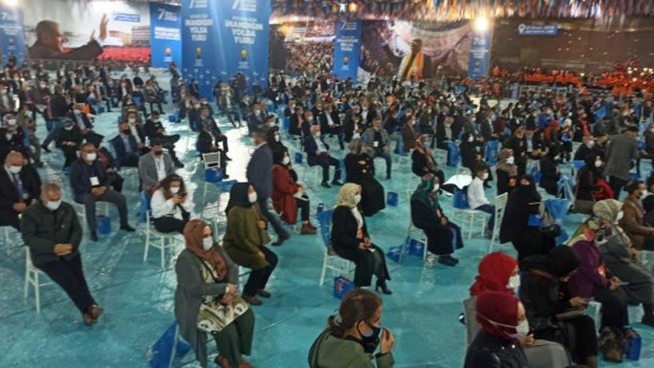 AKP kongresinde başka partinin bayrağı asıldı. Soruşturma başlatıldı