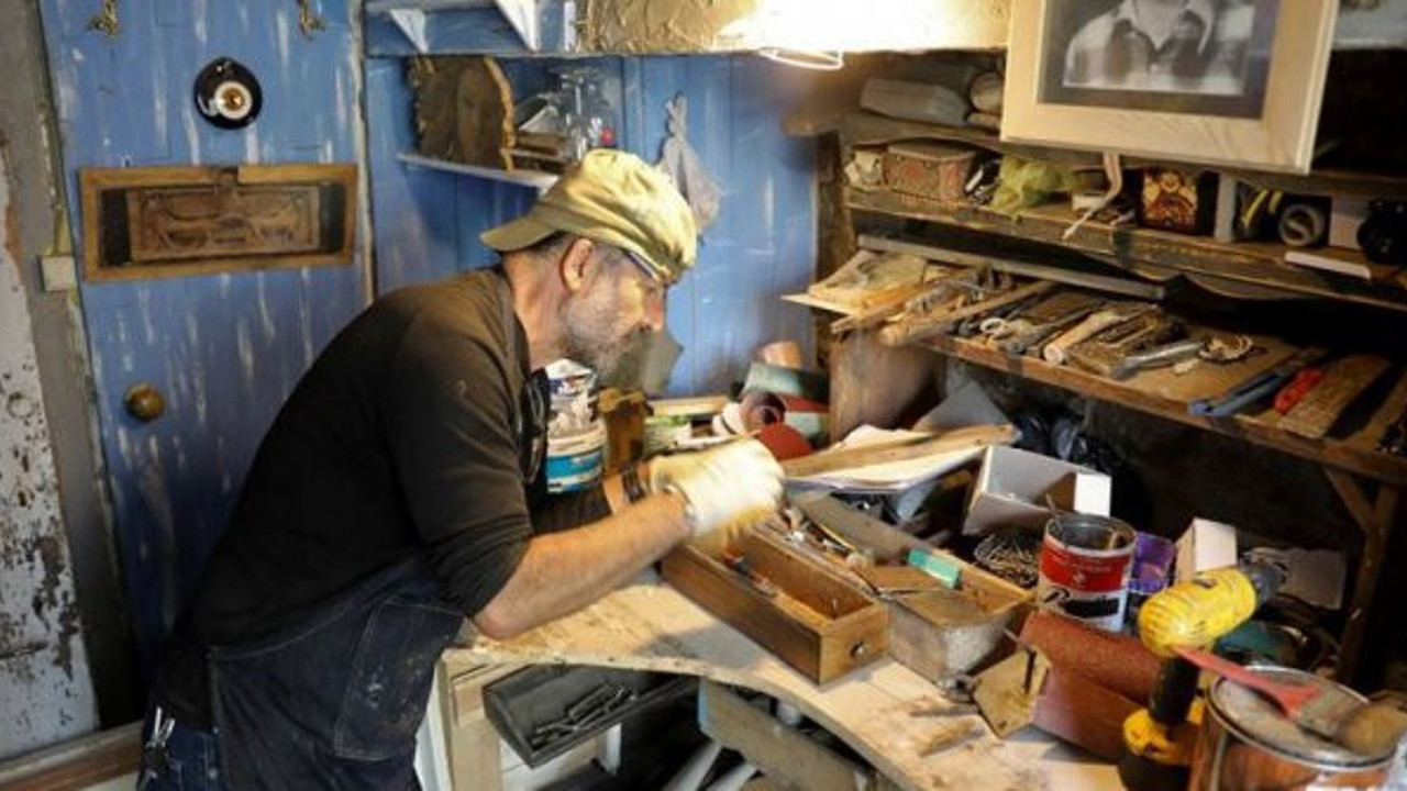 Çöpe atılan ev eşyalarını, yeni eşyalar ve sanat eserlerine dönüştürüyor