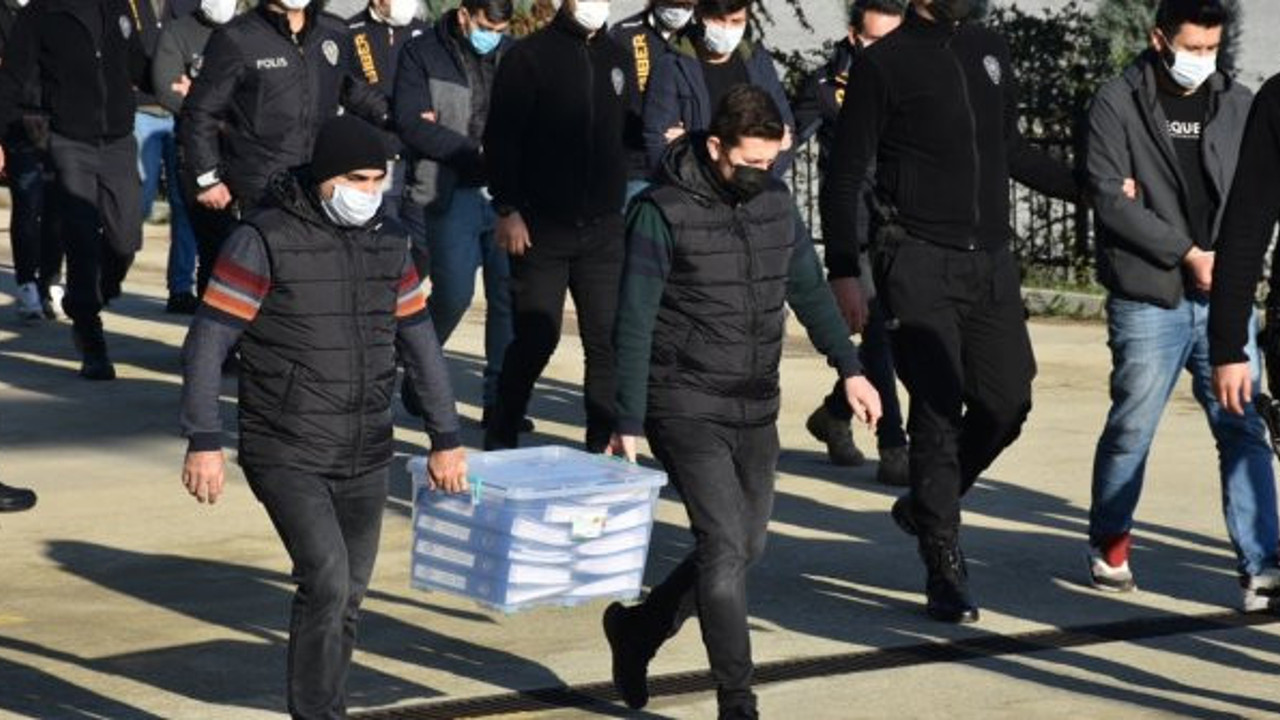 Oltalama yöntemiyle dolandıran çete adliyede. 2 polis dosyaları güçlükle taşıdı