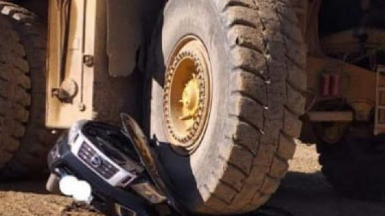 Dev iş makinesi, kamyonetin pestilini çıkardı