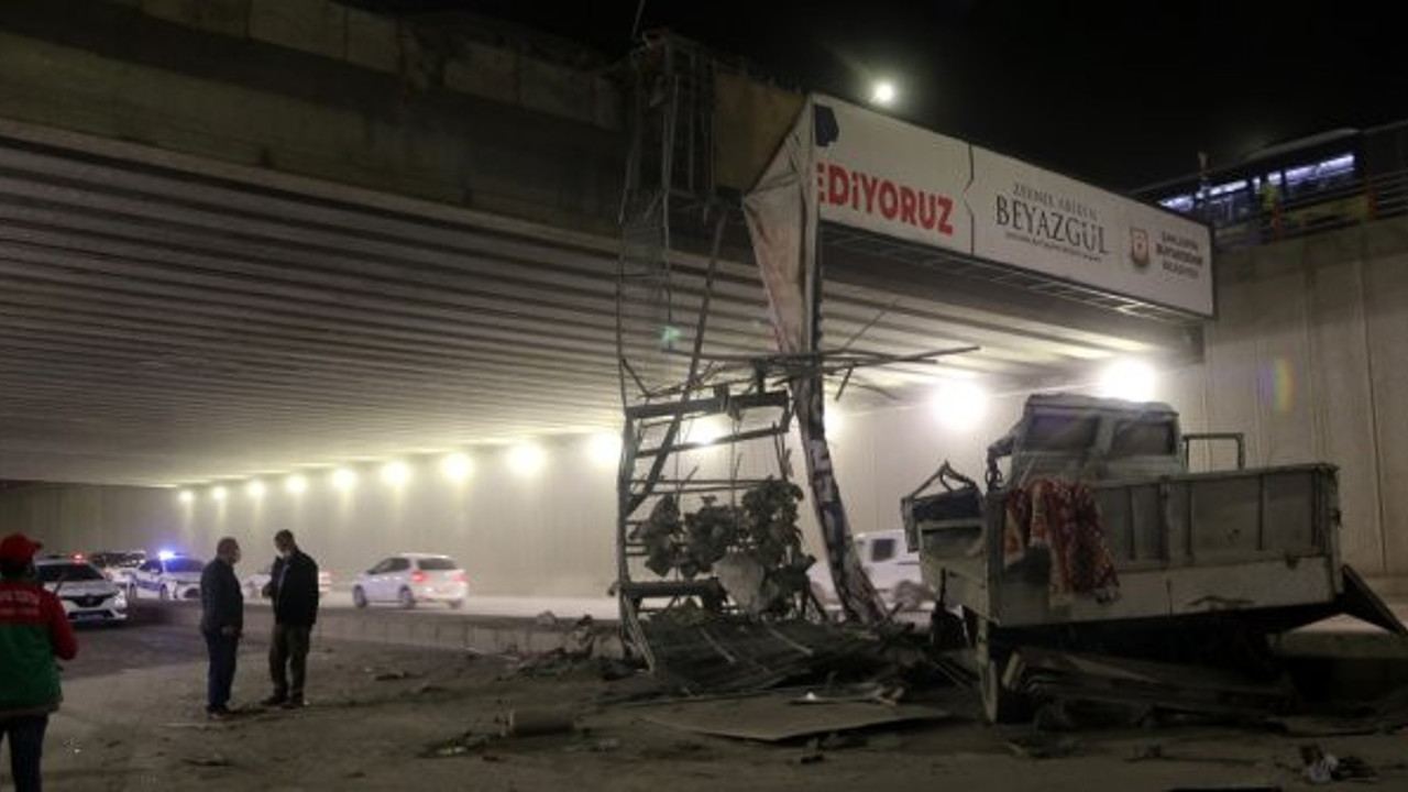 Şanlıurfa'da feci kaza. Çarpışan çekici ile otomobil üst geçitten düştü