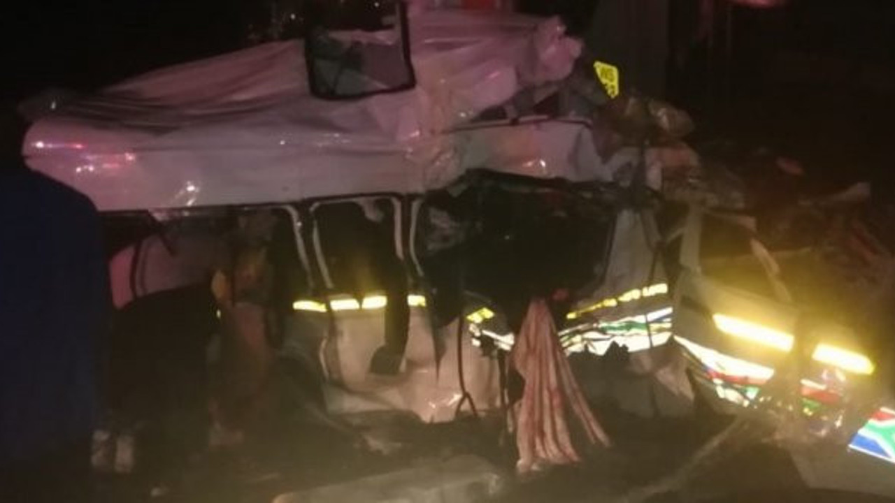 2 kamyon ve minibüs çarpıştı: Kadınlar öldü