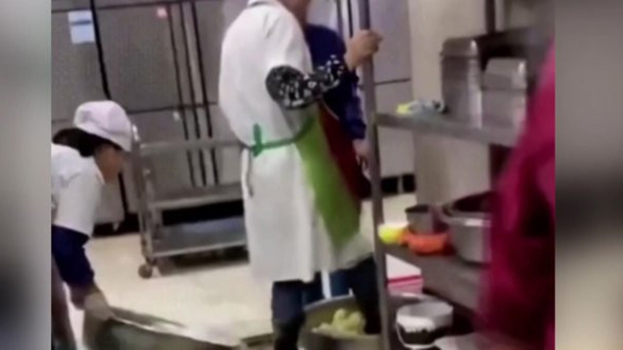 Yemek yaparken sebze tenceresinin içine ayağını sokan personel hakkında yeni gelişme