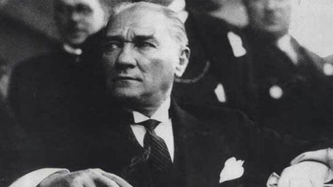 Gazeteci Hulki Cevizoğlu'ndan şok iddia. Atatürk kendisine yanlış tedavi uygulandığını fark ediyor. Gazi Mustafa Kemal Atatürk öldürüldü mü.