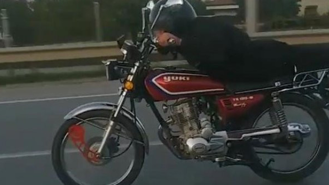 Süpermen gibi motosiklet kullandı