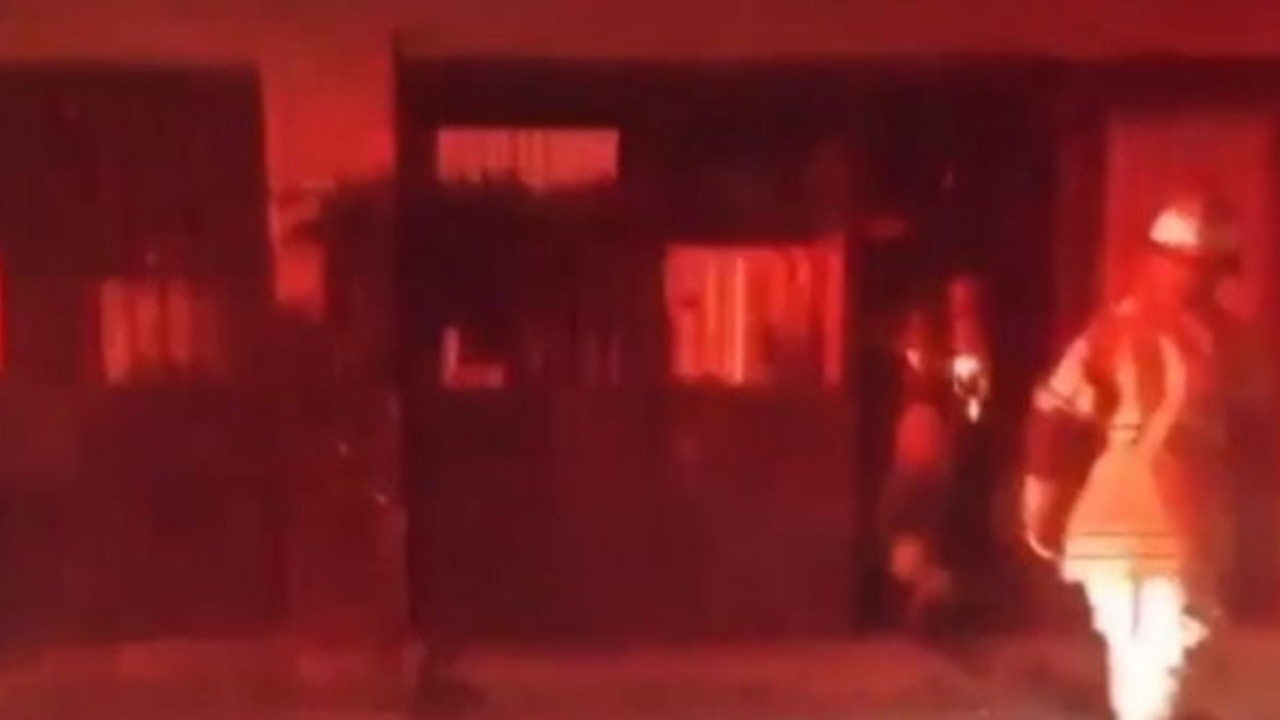 İzmir'de mobilya atölyesindeki yangın panik yaşattı