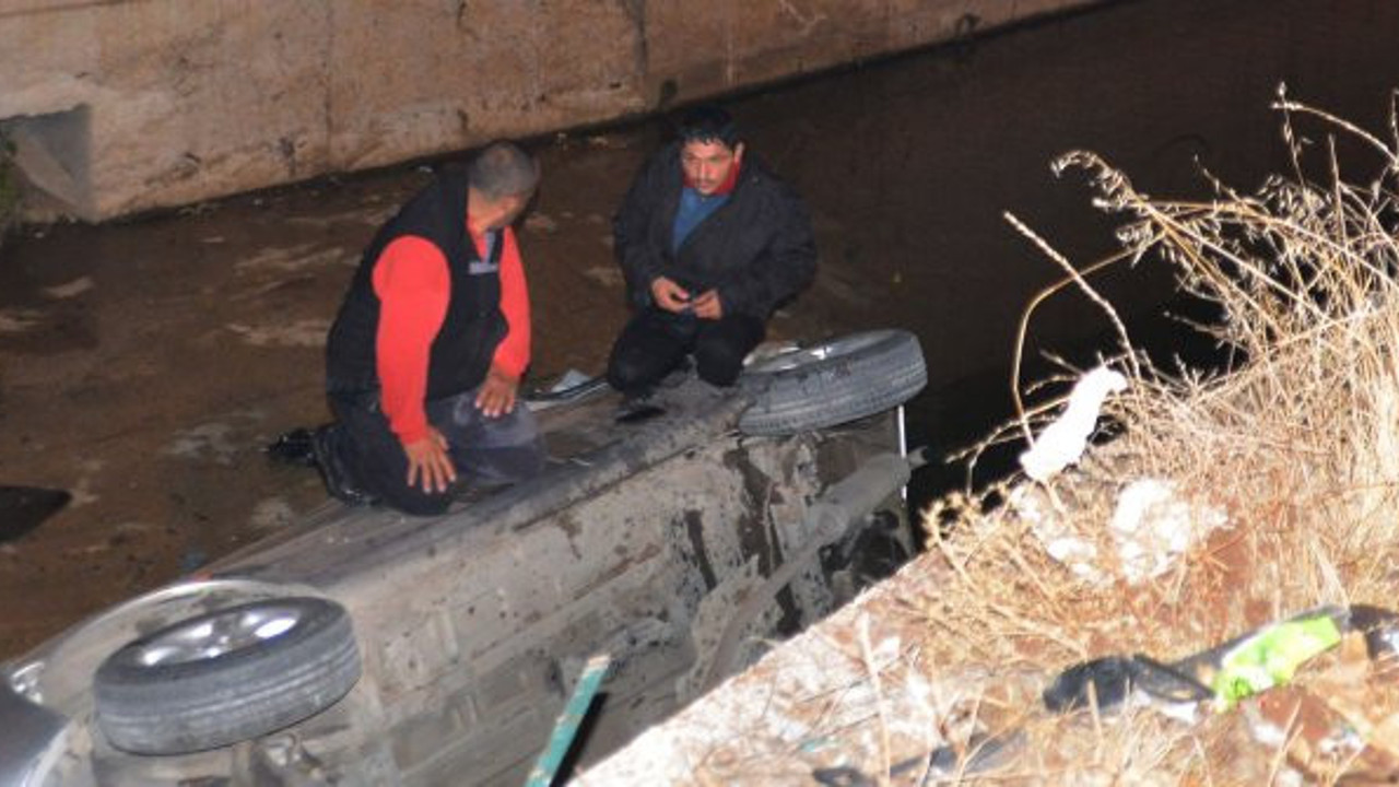 Aracın üstünde mahsur kaldılar