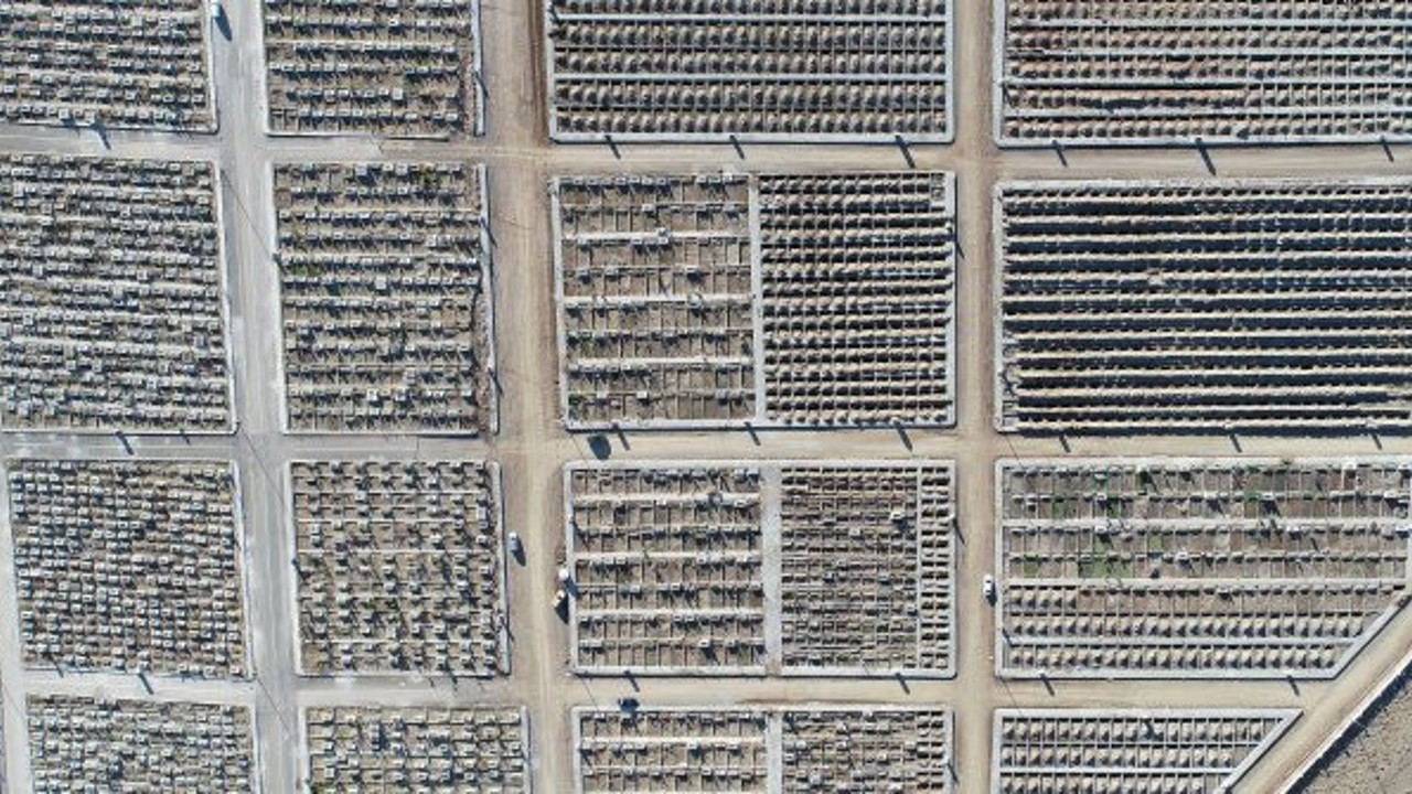 Erzurum'daki mezarlıkta hummalı çalışma. Kaza kaza bitiremediler