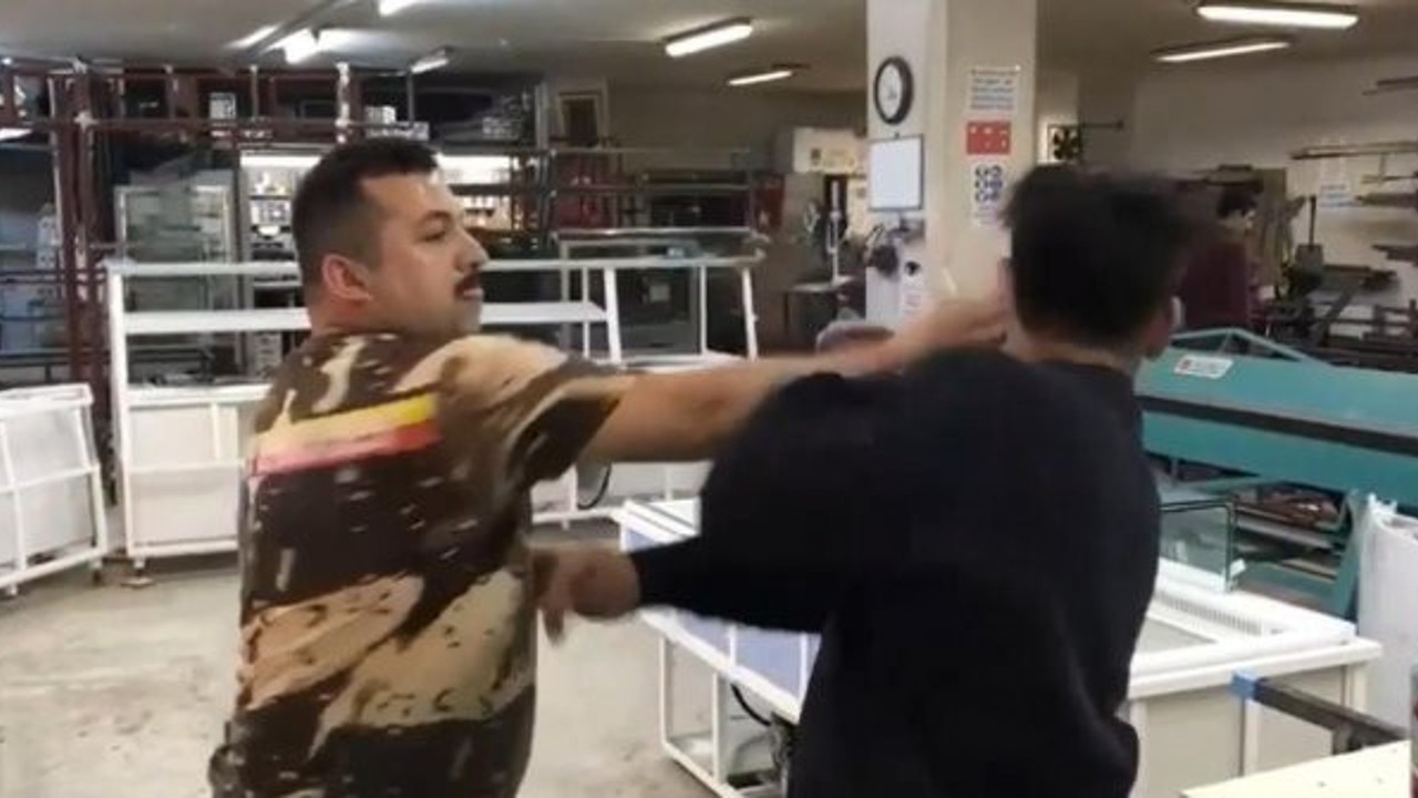 Rezilliğin daniskası bu fabrikada yaşandı. Çırağına dayak atıp kameraya aldırdı