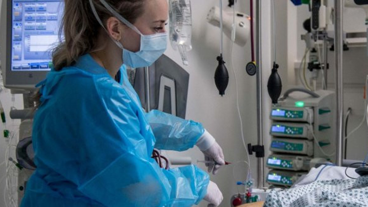 Türk profesör ‘bunu yapmazsak başka şansımız yok' diyerek koronada en son durumu açıkladı