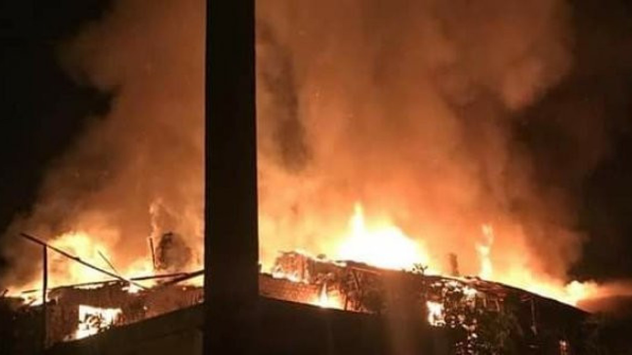 Balıkesir'de bir ilçe alevler içinde kaldı. 1 kişi kayıp