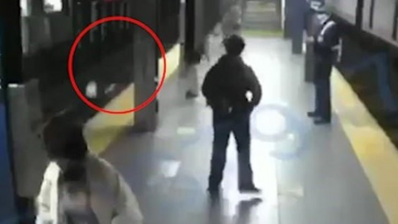 Tren bekleyen kadını raylara itti