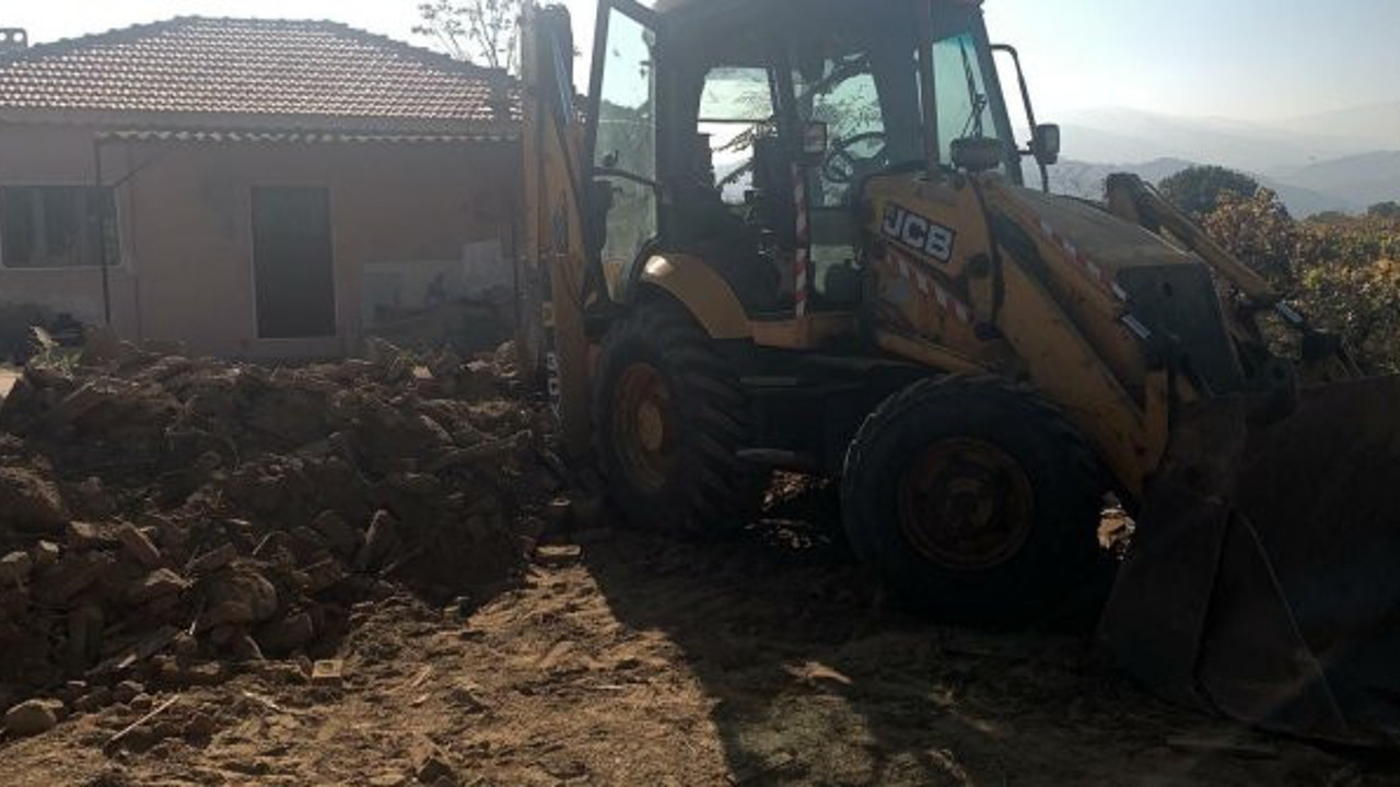 Manisa’da feci kaza. Odun toplamak isterken kepçenin altında kaldı