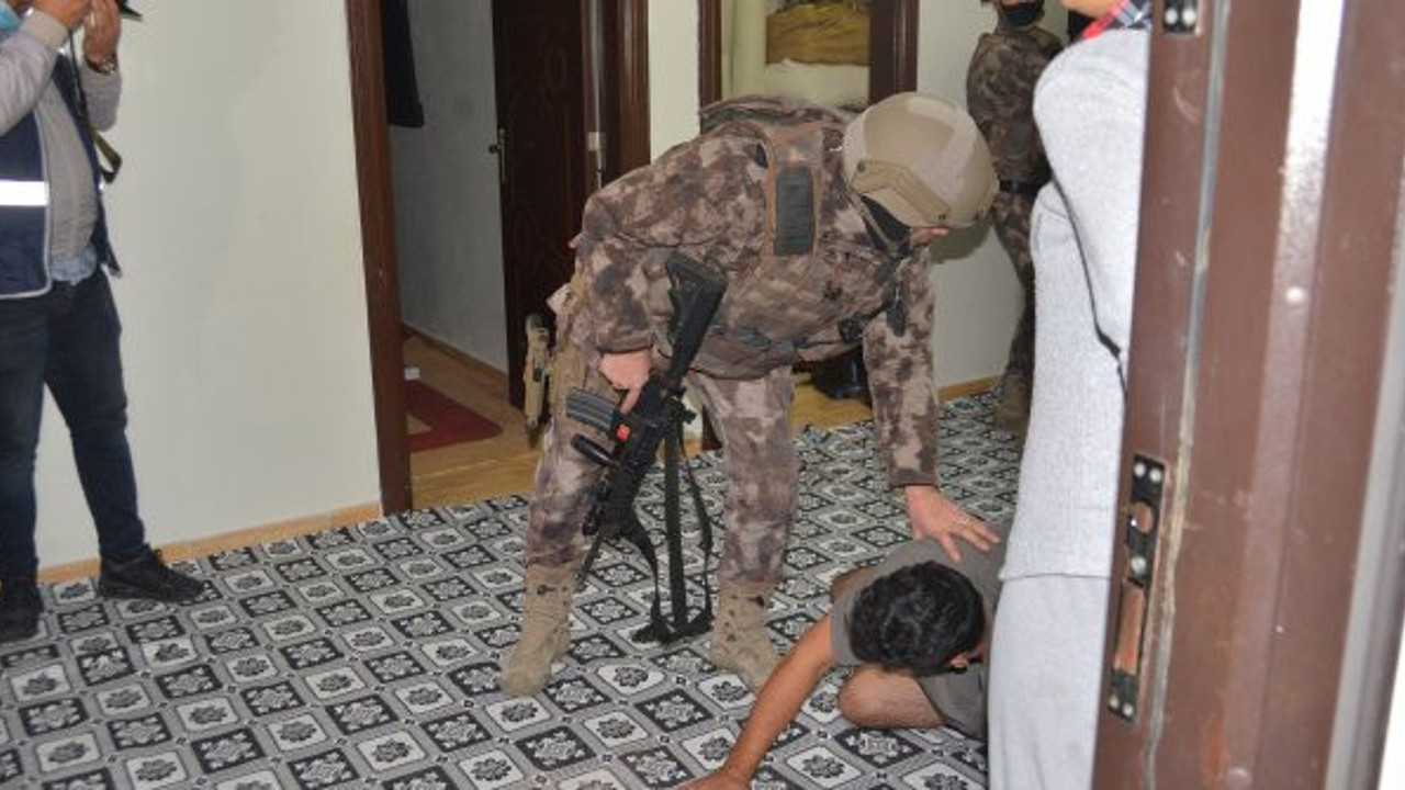 Eller yukarı yat yere polis. Adana'da şafak vakti baskın