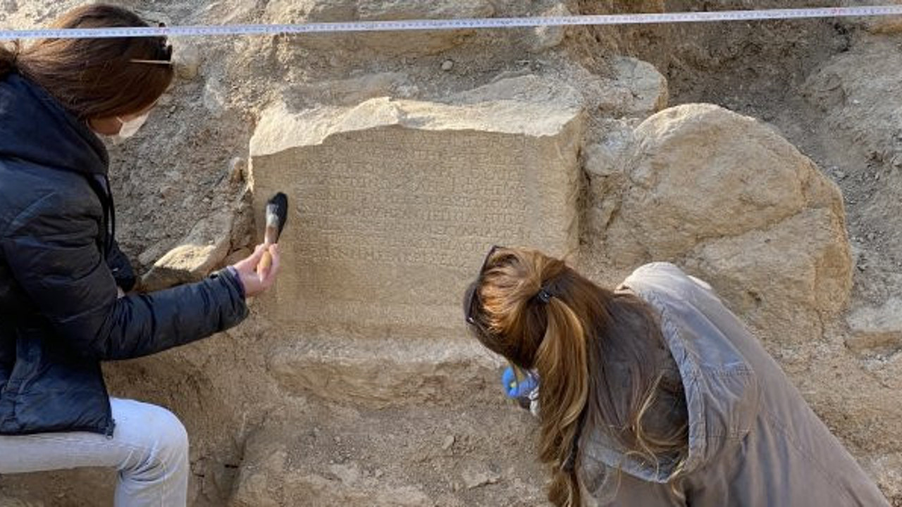 Arkeologlar yüzyıllar önceki mezar odasına indi. Mezardaki yazı Türkçe'ye çevrilince herkesin tüyleri ürperdi