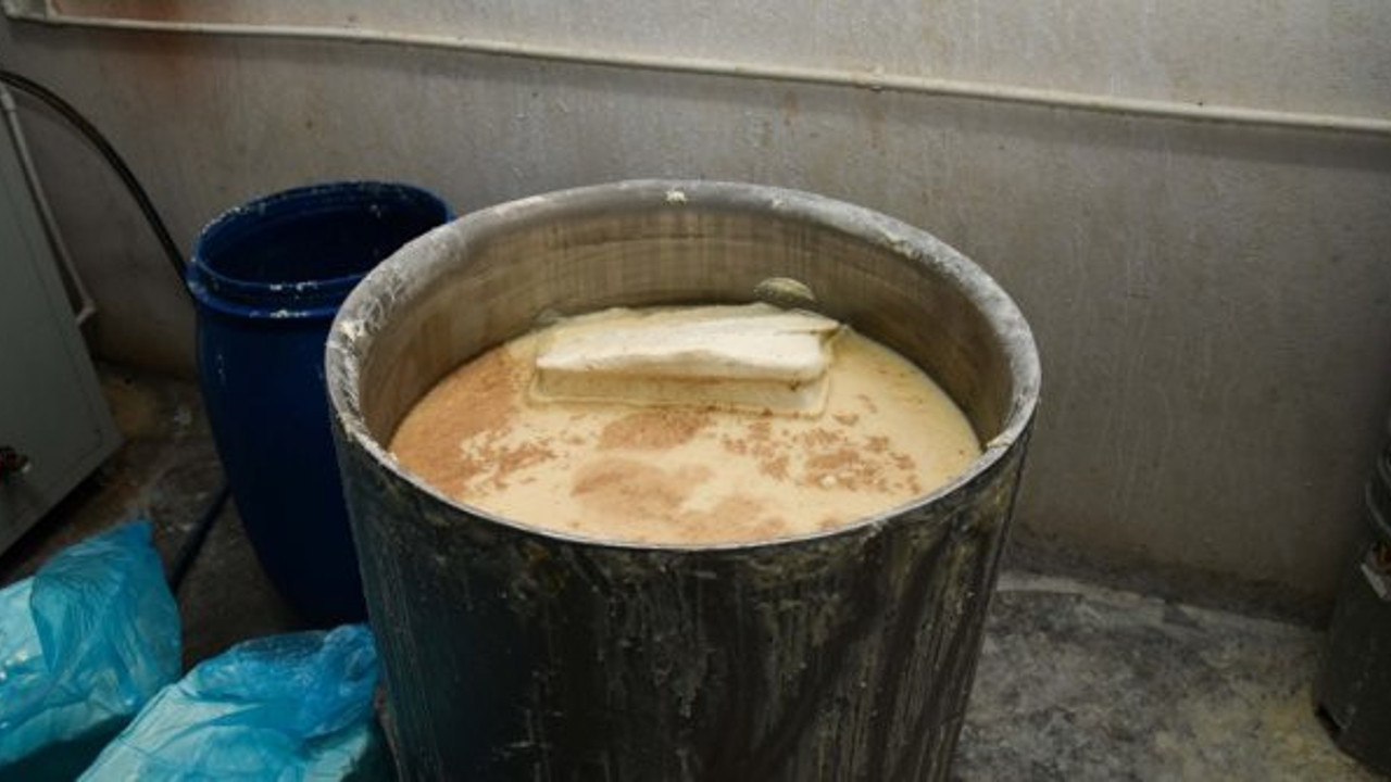 Konya'daki süt banyosu skandalının ardından yeni bir skandal daha. Peynir diye bize bunları yedireceklerdi. Mideniz kaldırmayacak