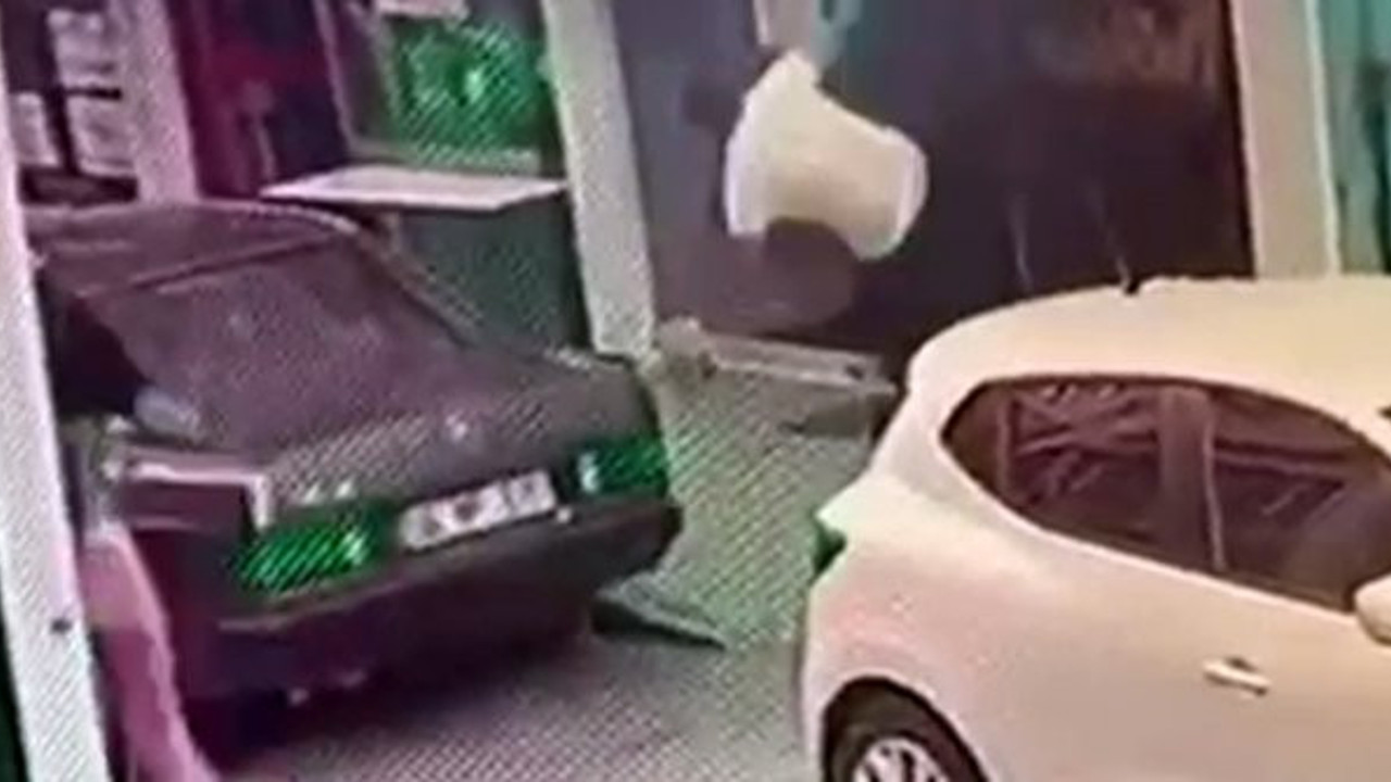 Önce uçan tekmeyle durdurdu sonra vatandaşın elinden aldı, kameralar anbean kaydetti