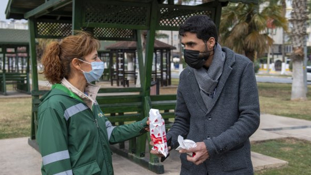 Mersin'de içinden 20 bin TL çıkan cüzdanı sahibine teslim etti. Temizlik görevlisi kadını şok eden ödül