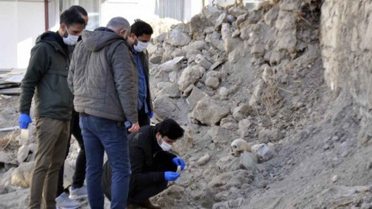 Kimsenin önünden geçmeye cesaret edemediği evin içinden çıktı. İşçiler yıkım sırasında tesadüfen buldu