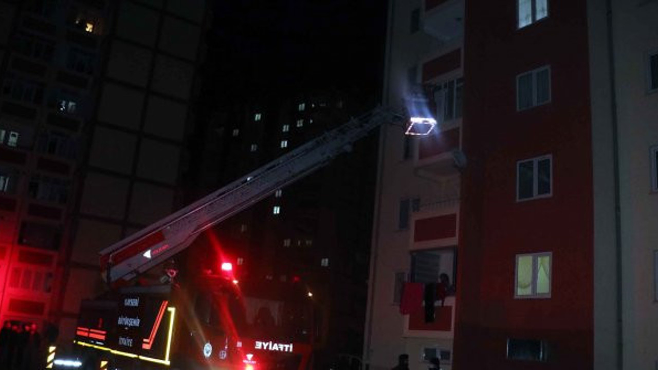 Korona testi pozitif çıkınca evinde karantinaya alındı. İtfaiye ekiplerini seferber eden olay