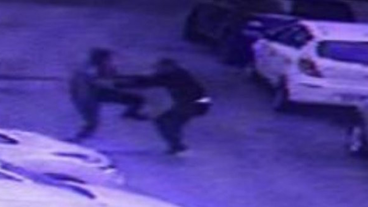 Kağıthane'de sokak ortasında demirli ve bıçaklı kavga. Ortalık kan gölüne döndü. Olay anı güvenlik kamerasında