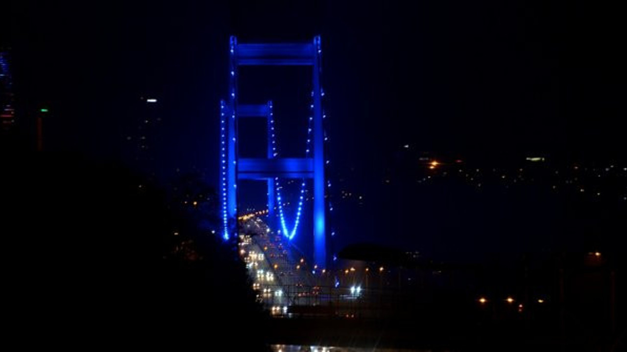 Fatih Sultan Mehmet Köprüsü maviye büründü (03 Aralık 2020)