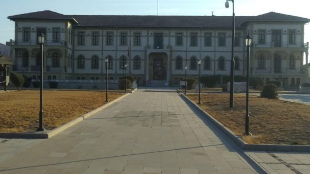 Çorumlu çiftçi tarlasında buldu müzede baş köşeye kondu. İçinden hayvanlarına su içirdi