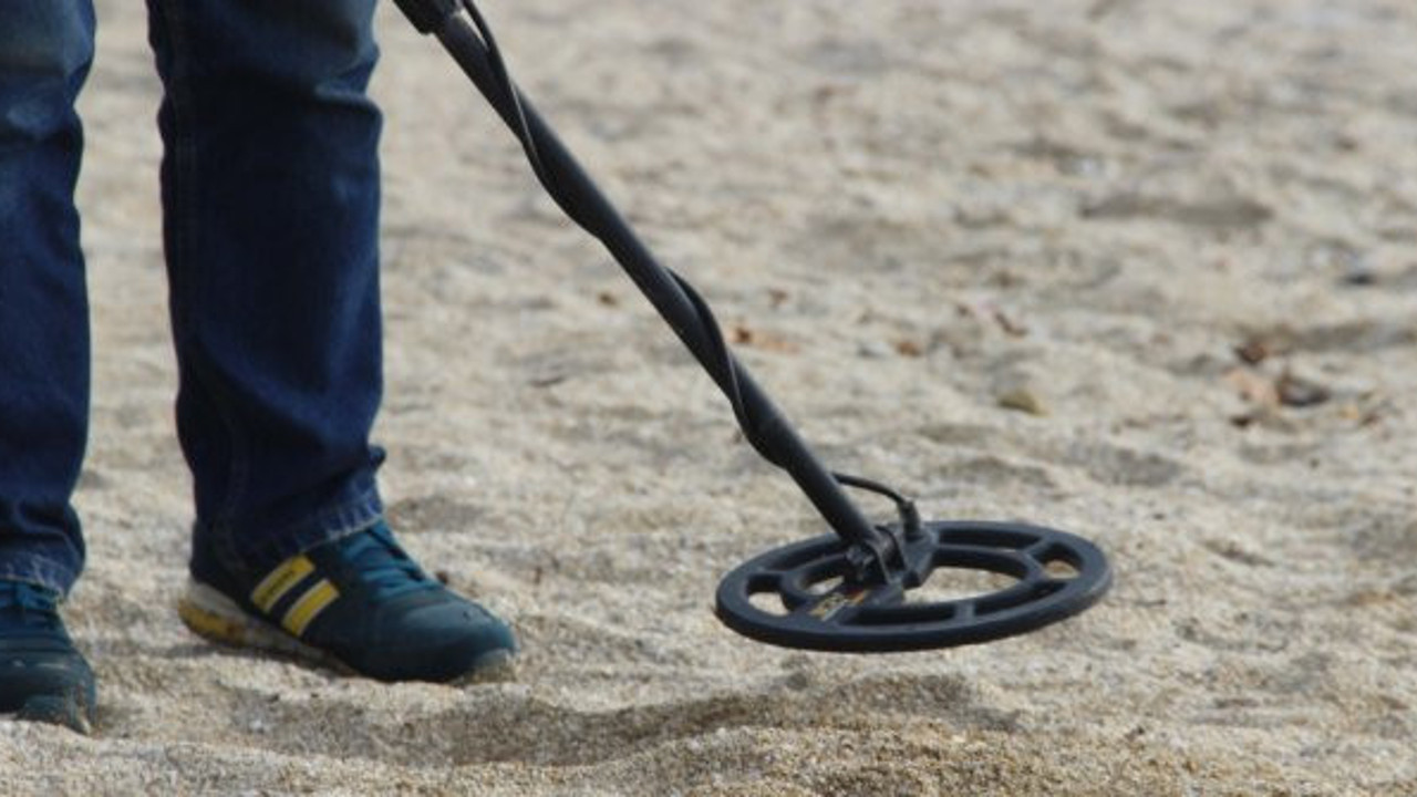 Altın avcısı Alanya sahilinde. Sahiller define avcılarına kaldı. Buldukları şaşkına çevirdi