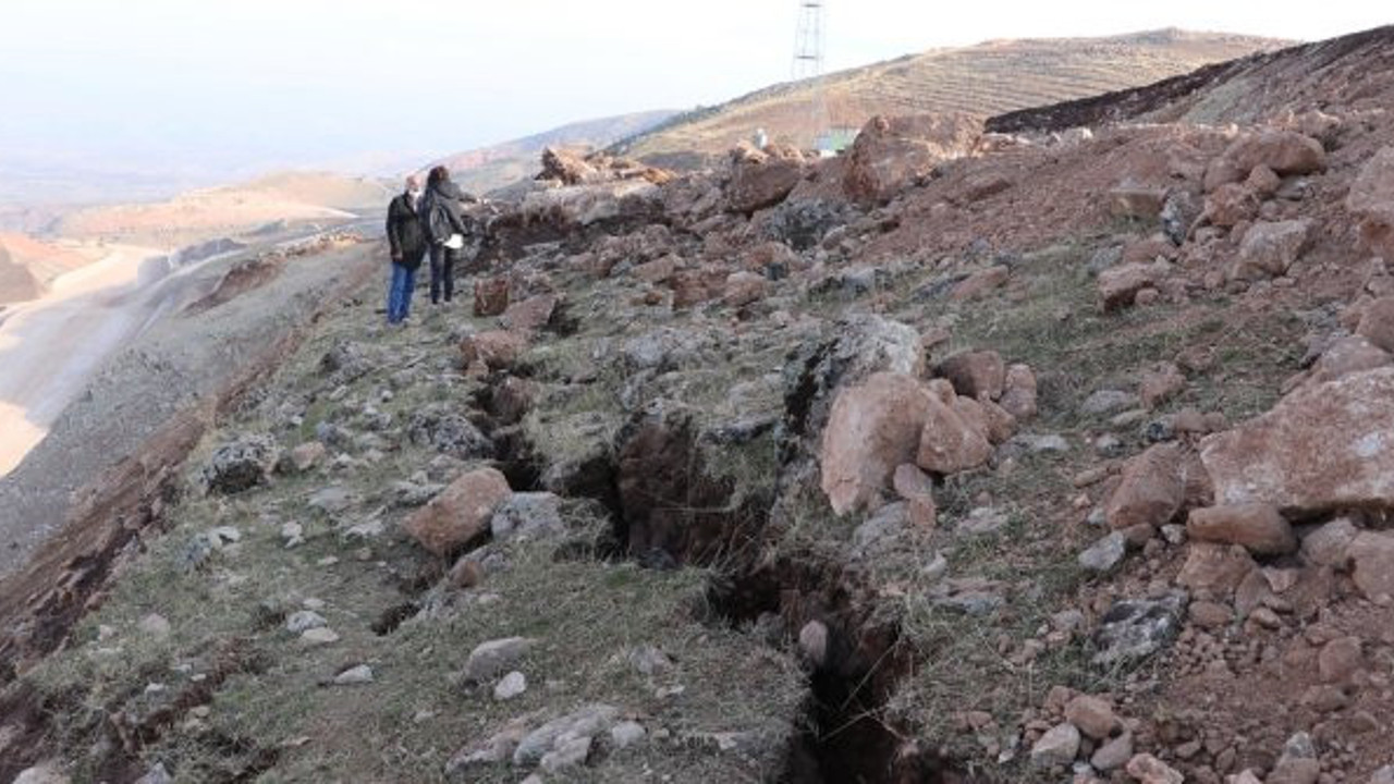 Siirt depreminde oluşan derin yarıklar görüntülendi. Yolda çalışan işçi: Depremden 45 dakika önce buhar çıktığını gördük
