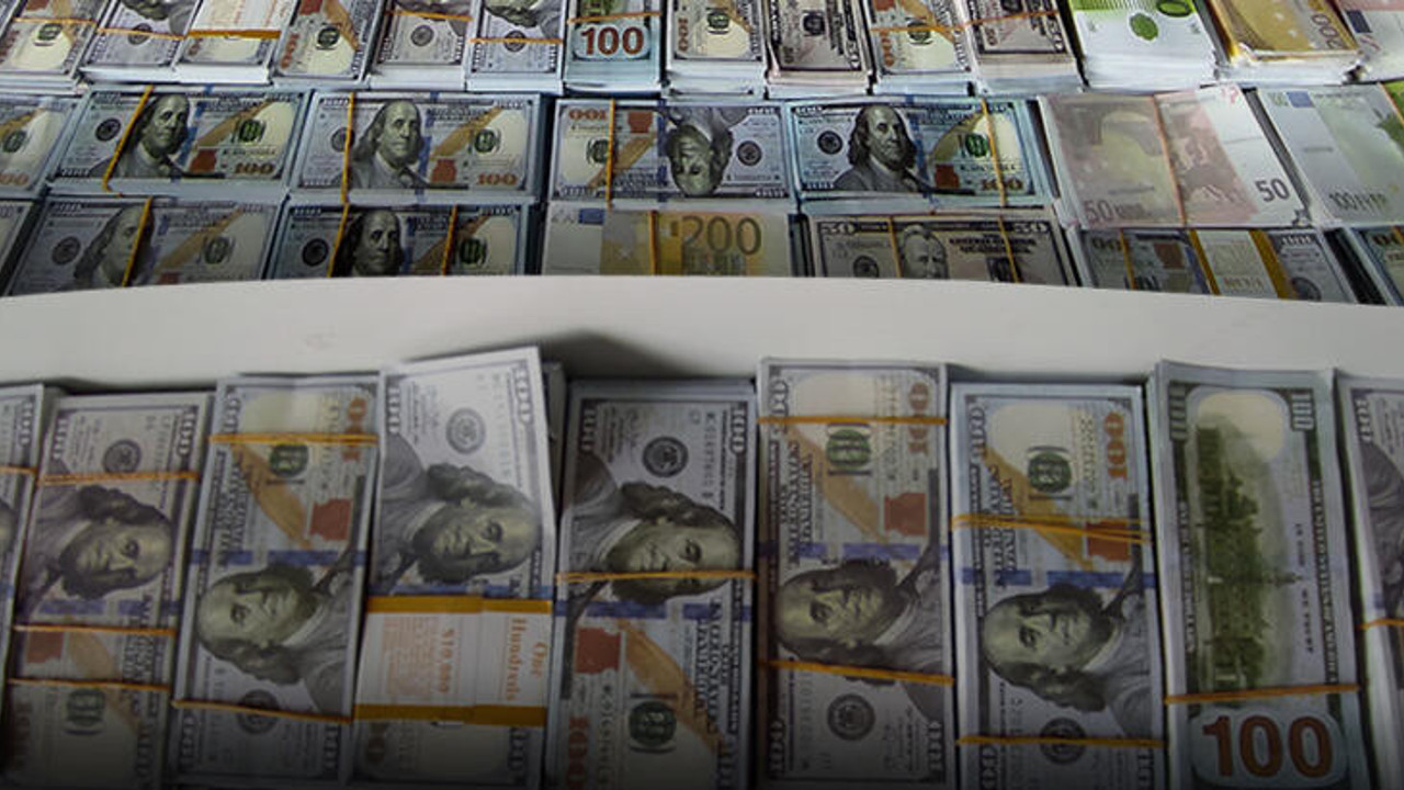 Şişli'de otel baskını: Deste deste ele geçirildi