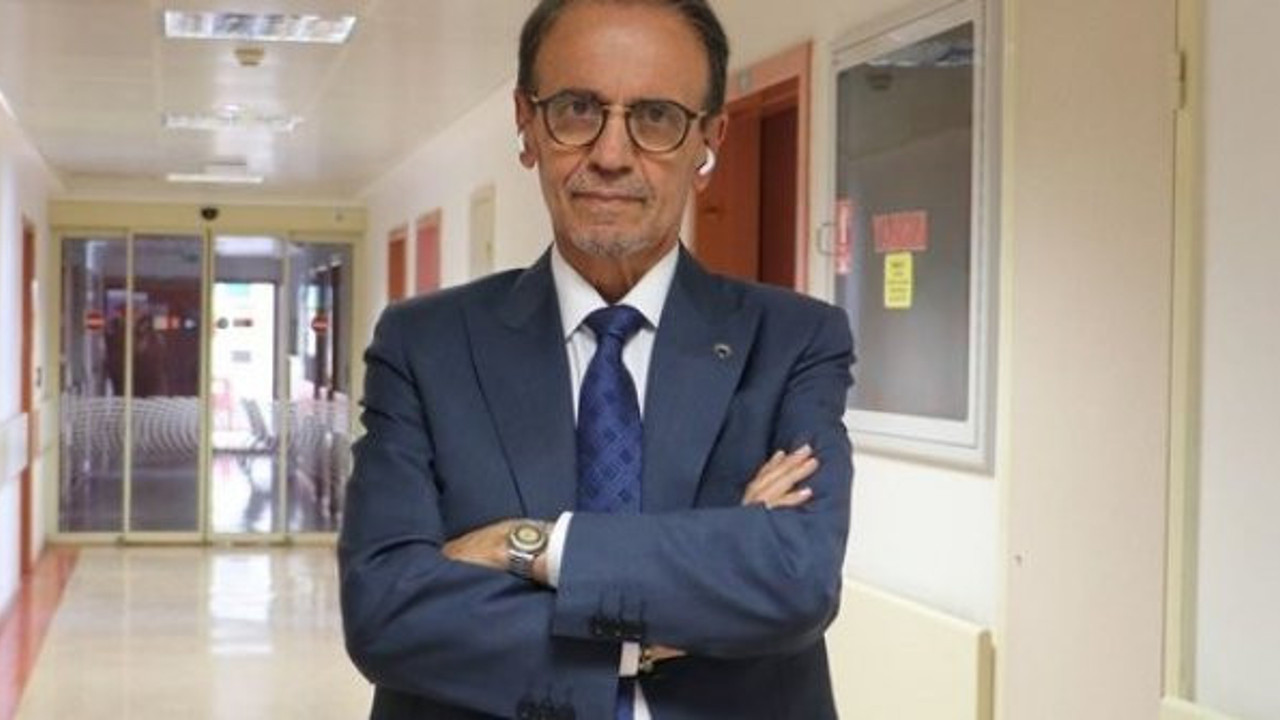 Prof. Dr. Mehmet Ceyhan son durumunu hastane odasından fotoğraf paylaşarak duyurdu. Apar topar hastaneye kaldırılmıştı