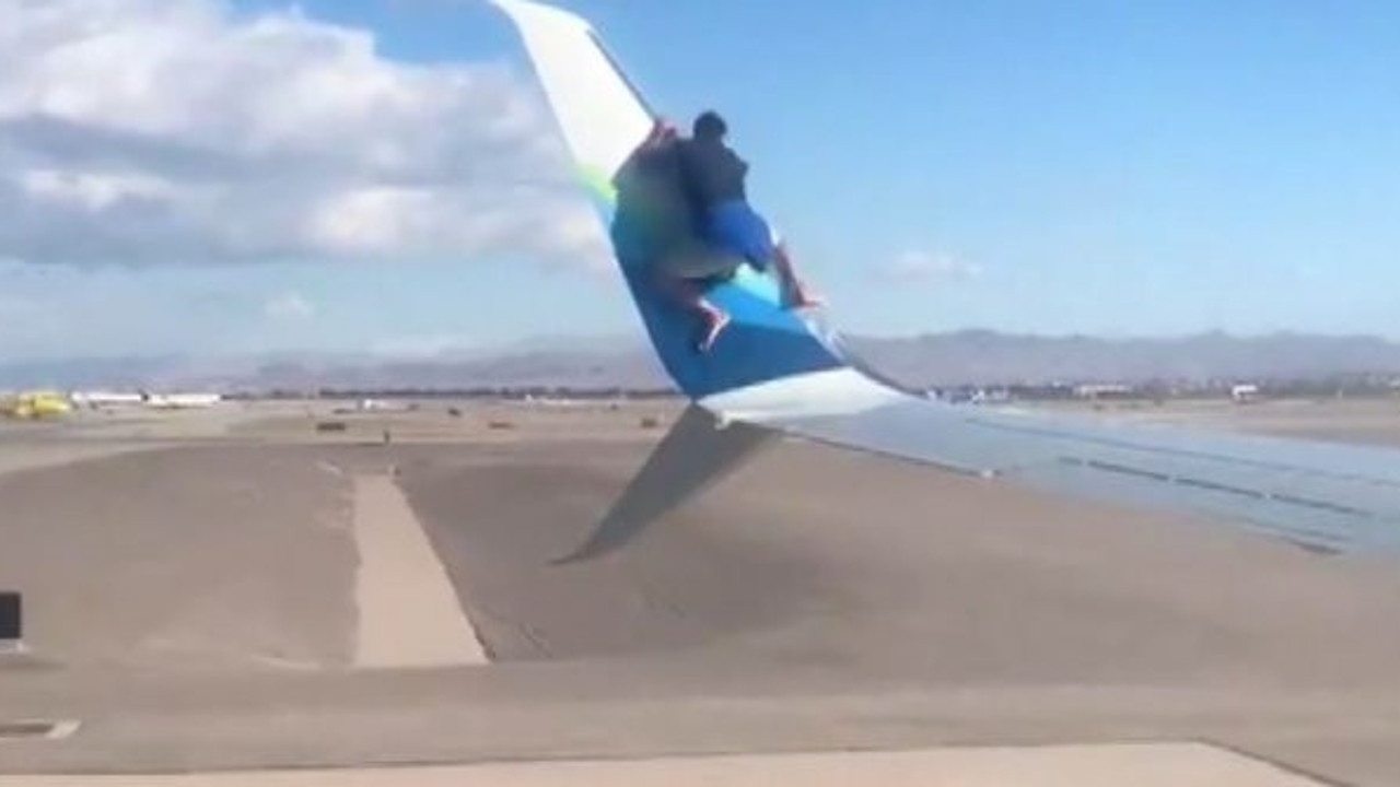 Kalkışa hazırlanan uçağın kanadına çıktı kimse engel olamadı