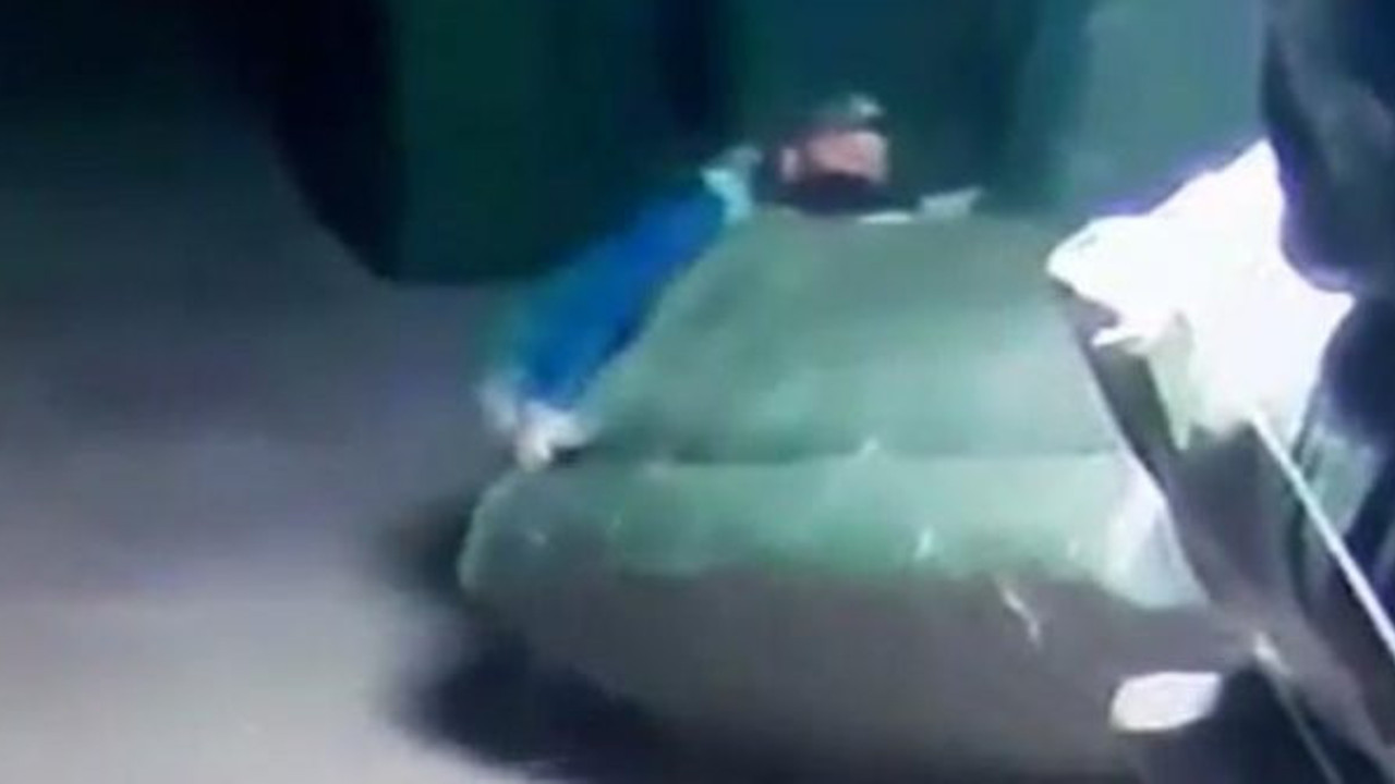 Bursa'da şok hırsızlık. Brandaları yırtarak içeri girdiler