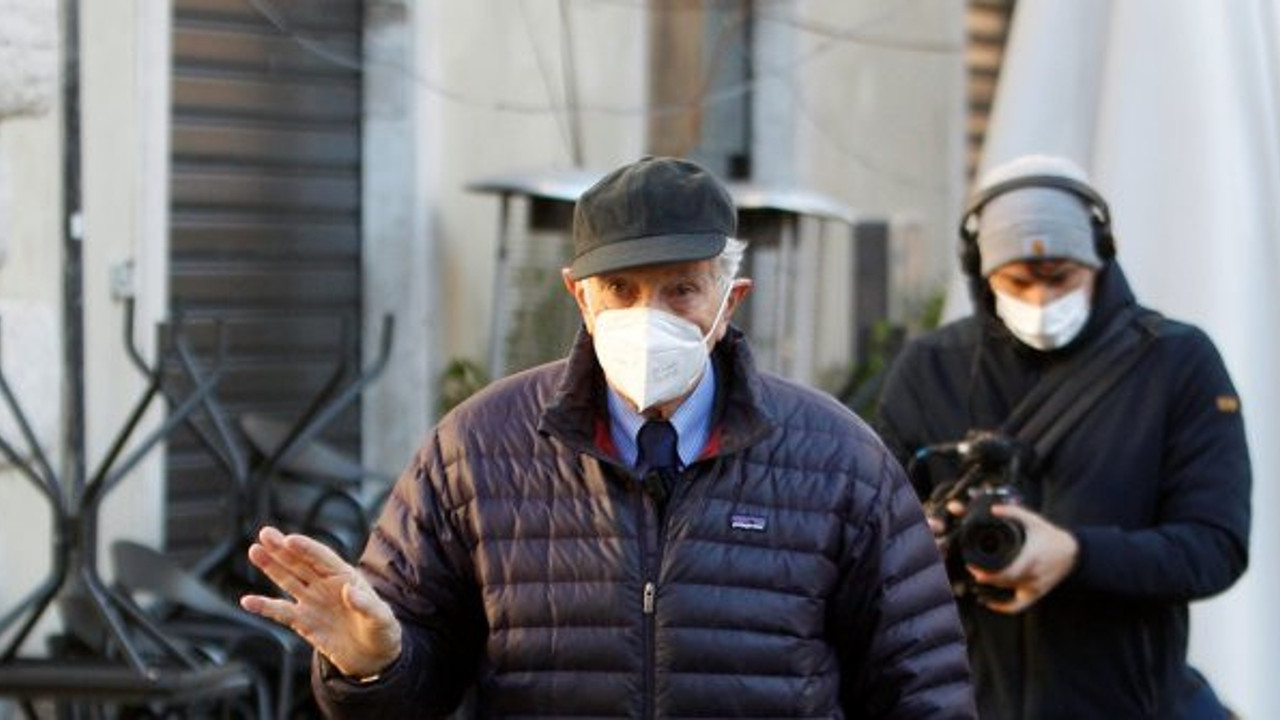 Ünlü İtalyan gazeteciden Fransa protestosu. Aldığı onur nişanını bakın ne yaptı