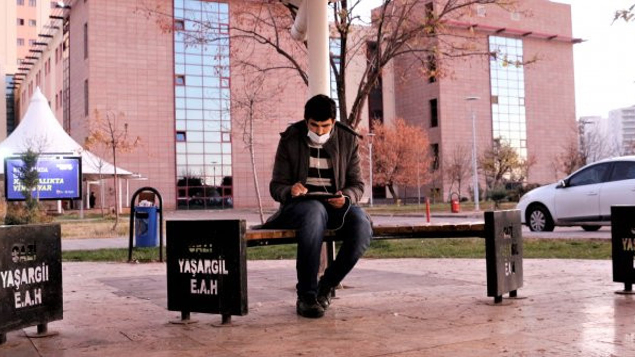 Korona olan babasını beklerken hastane bahçesinde ders anlattı. Türkiye, bu öğretmeni konuşacak. Bu fotoğraf Diyarbakır’da çekildi