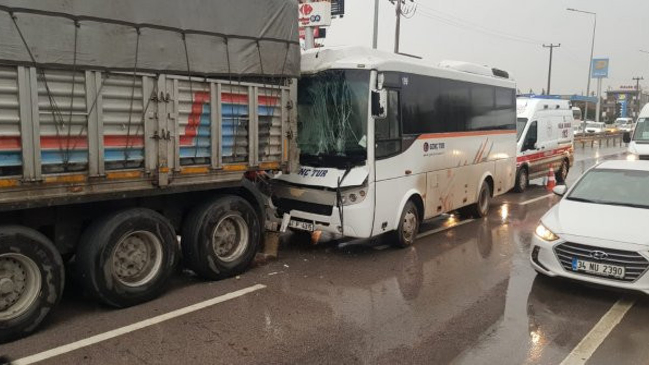 İzmit'te kaygan zemin kazaya neden oldu: 8 kişi yaralandı