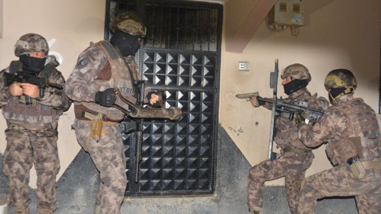 Sokaklar tutuldu kapılar kırıldı. Şafak vakti Adana'da polis baskını