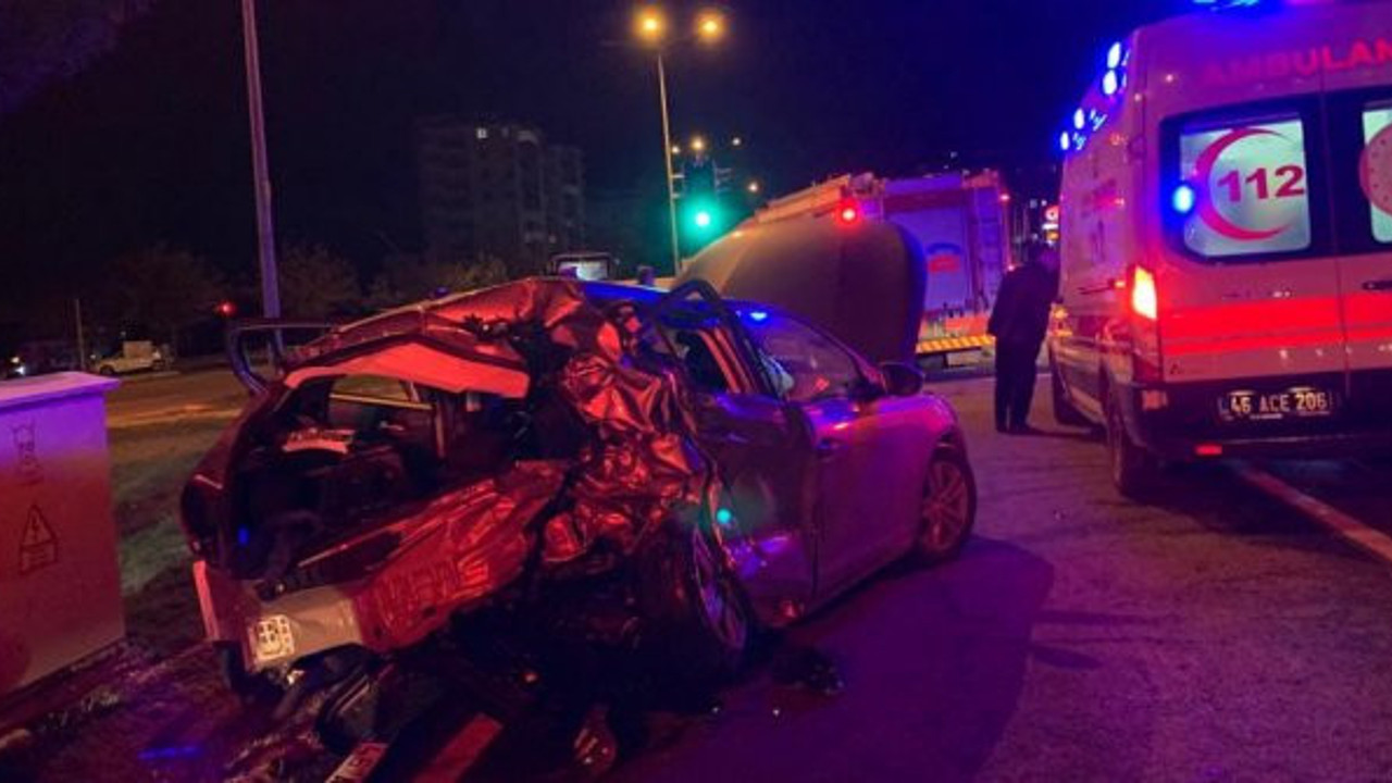 Kontrolden çıkan otomobil kırmızı ışıkta bekleyen araçlara daldı