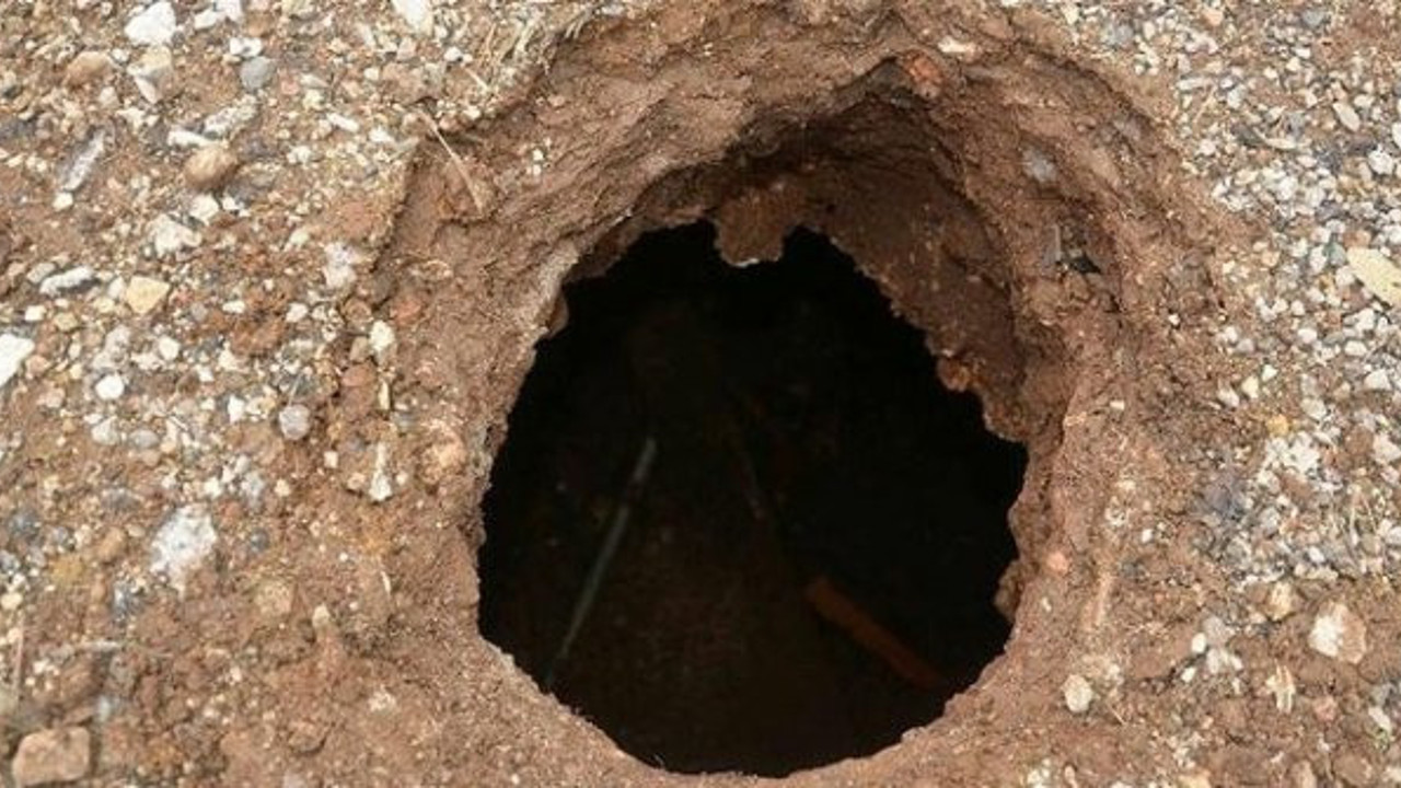 Top oynarlarken bir anda ayakları çukura saplandı. İçeriye bakınca gözlerine inanamadılar