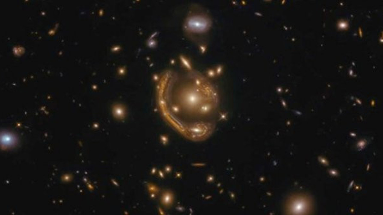 Uzayın derinliklerinde devasa Einstein halkası böyle görüntülendi