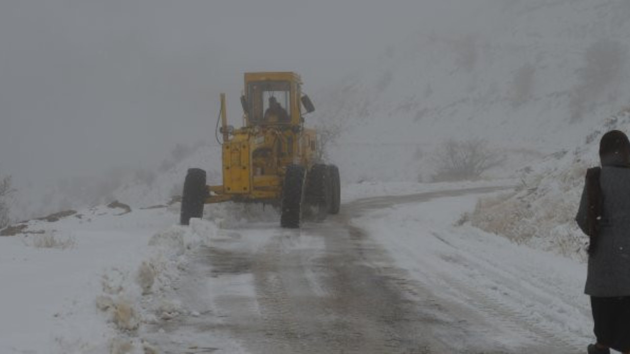 90 köy yolu ulaşıma kapandı