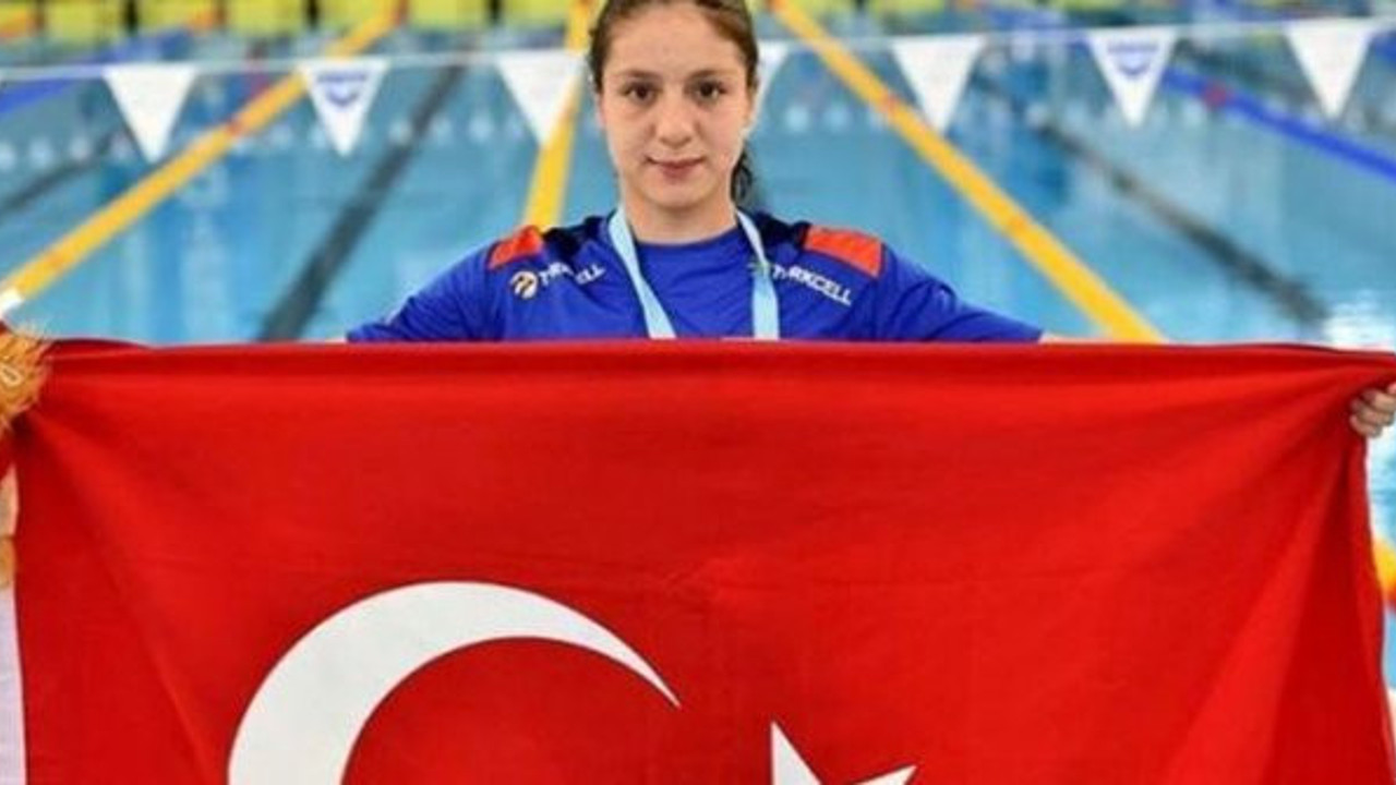 Milli yüzücü Merve Tuncel dünya gençler rekorunu kırdı