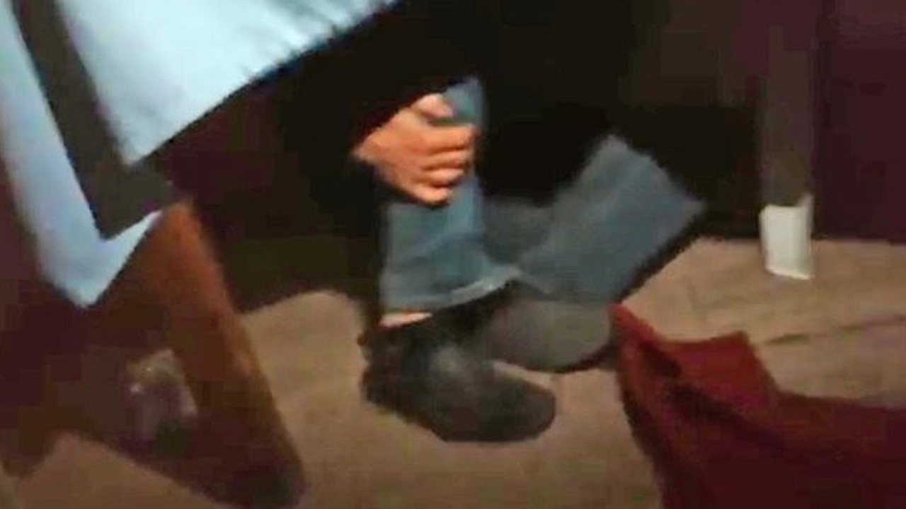 Polisi gördü masanın altına saklandı